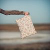 Monedero de tela acolchado con estampado de flores silvestres confeccionado artesanalmente.