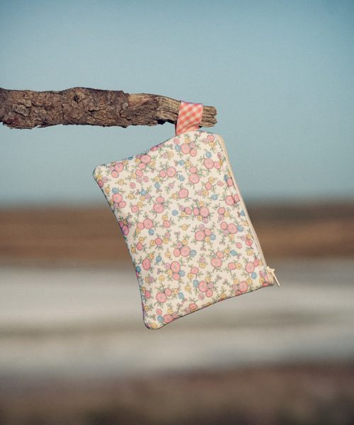 Monedero de tela acolchado con estampado de flores silvestres confeccionado artesanalmente.