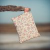 Monedero de tela acolchado con estampado de flores silvestres confeccionado artesanalmente.