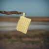 Monedero de tela acolchado con estampado de limones confeccionado artesanalmente.
