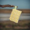 Monedero de tela acolchado con estampado de limones confeccionado artesanalmente.