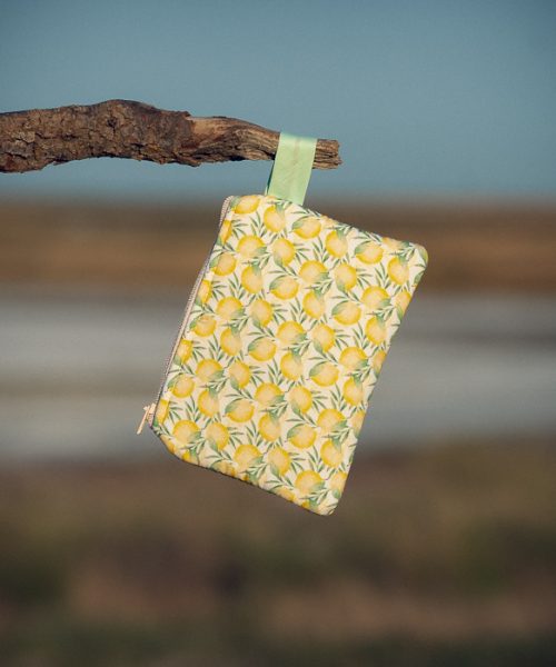 Monedero de tela acolchado con estampado de limones confeccionado artesanalmente.