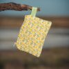 Monedero de tela acolchado con estampado de limones confeccionado artesanalmente.