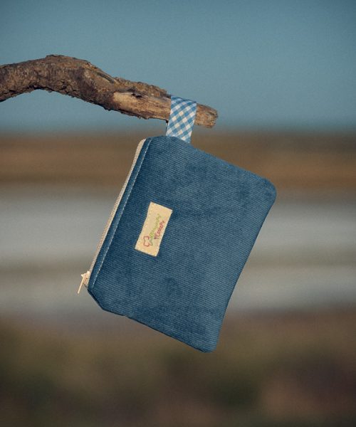 Monedero acolchado de micro-pana confeccionado artesanalmente.