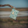 Monedero de tela acolchado con estampado de flores azules vintage confeccionado artesanalmente.