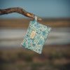 Monedero de tela acolchado con estampado de flores azules vintage confeccionado artesanalmente.