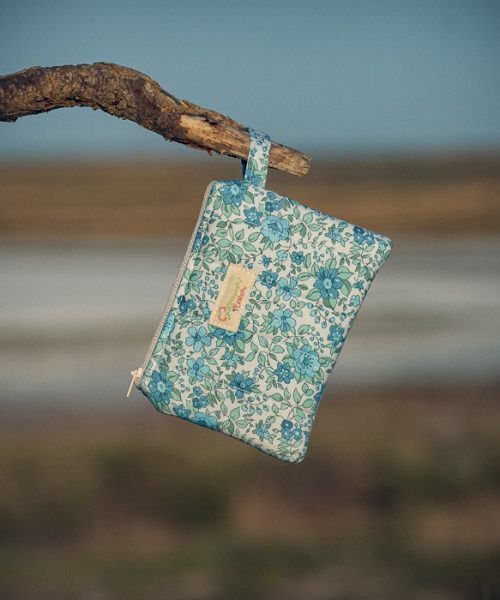 Monedero de tela acolchado con estampado de flores azules vintage confeccionado artesanalmente.