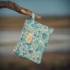 Monedero de tela acolchado con estampado de flores azules vintage confeccionado artesanalmente.