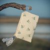 Estuche de tela acolchado con estampado de flores azules confeccionado artesanalmente.