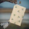 Estuche de tela acolchado con estampado de flores azules confeccionado artesanalmente.