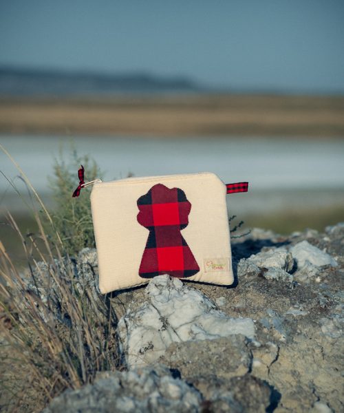 Monedero grande de micropana con aplicación de la Virgen del Pilar en patchwork confeccionado artesanalmente.