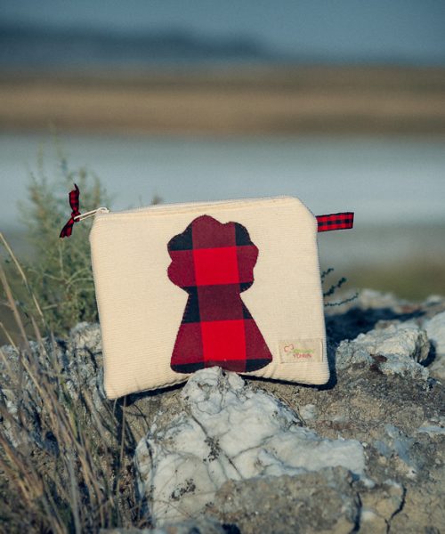 Monedero grande de micropana con aplicación de la Virgen del Pilar en patchwork confeccionado artesanalmente.