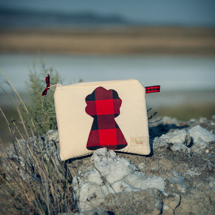 Monedero grande de micropana con aplicación de la Virgen del Pilar en patchwork confeccionado artesanalmente.