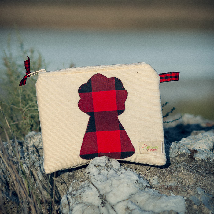 Monedero grande de micropana con aplicación de la Virgen del Pilar en patchwork confeccionado artesanalmente.