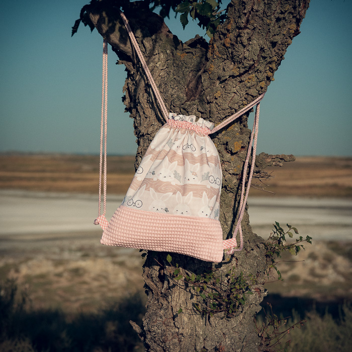 Mochila infantil grande de tela con estampado de conejitos rosa hecha a mano.