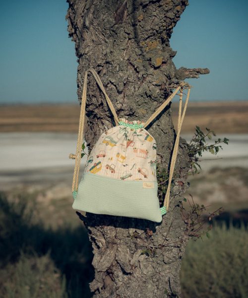 Mochila infantil pequeña de tela con estampado de coches y vehículos hecha a mano.