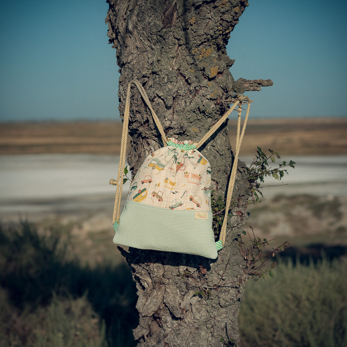 Mochila infantil pequeña de tela con estampado de coches y vehículos hecha a mano.