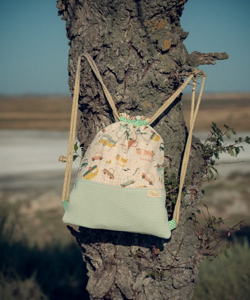 Mochila infantil pequeña de tela con estampado de coches y vehículos hecha a mano.