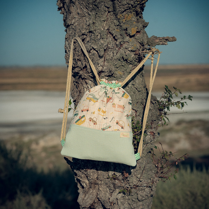 Mochila infantil pequeña de tela con estampado de coches y vehículos hecha a mano.