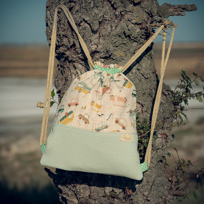 Mochila infantil pequeña de tela con estampado de coches y vehículos hecha a mano.