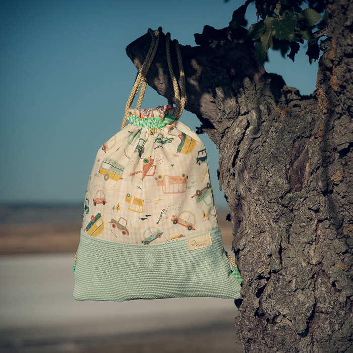 Mochila infantil pequeña de tela con estampado de coches y vehículos hecha a mano.