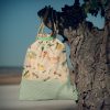 Mochila infantil pequeña de tela con estampado de coches y vehículos hecha a mano.
