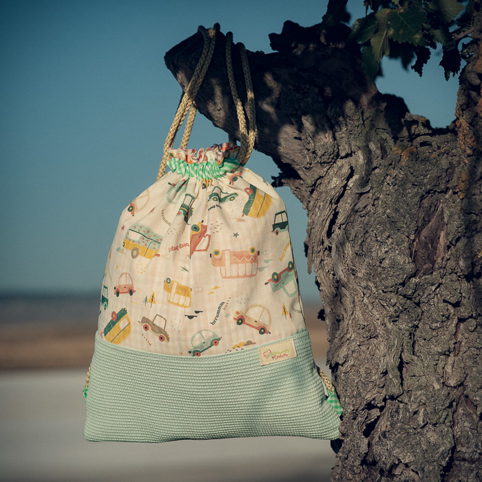 Mochila infantil pequeña de tela con estampado de coches y vehículos hecha a mano.