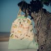 Mochila infantil pequeña de tela con estampado de coches y vehículos hecha a mano.