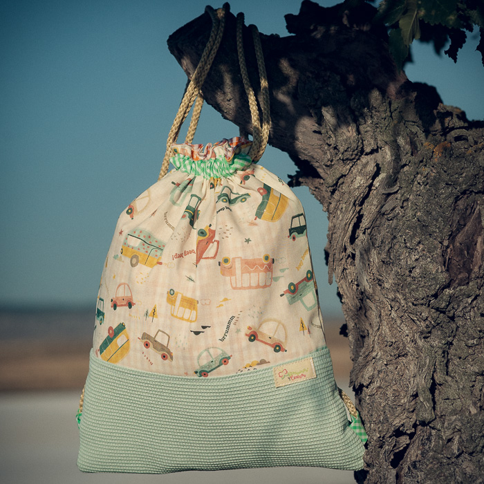 Mochila infantil pequeña de tela con estampado de coches y vehículos hecha a mano.