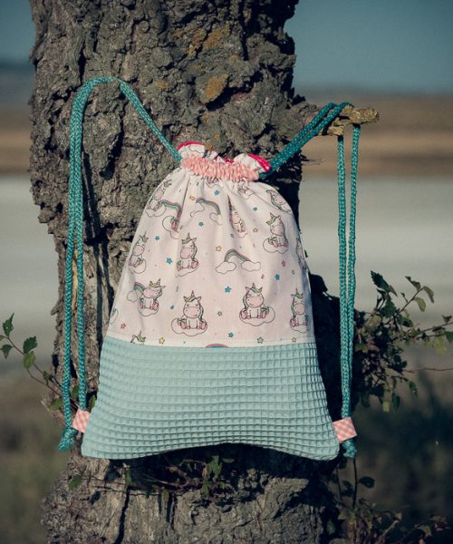 Mochila infantil pequeña de tela con estampado de unicornios hecha a mano.