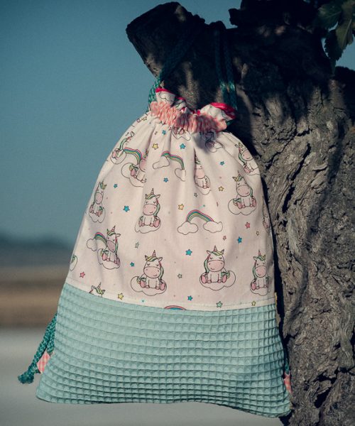 Mochila infantil pequeña de tela con estampado de unicornios hecha a mano.