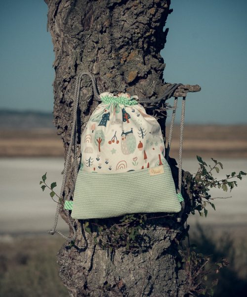 Mochila infantil pequeña de tela con estampado de bosque y zorritos hecha a mano.