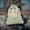 Mochila infantil pequeña de tela con estampado de bosque y zorritos hecha a mano.