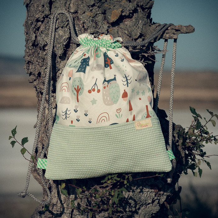 Mochila infantil pequeña de tela con estampado de bosque y zorritos hecha a mano.