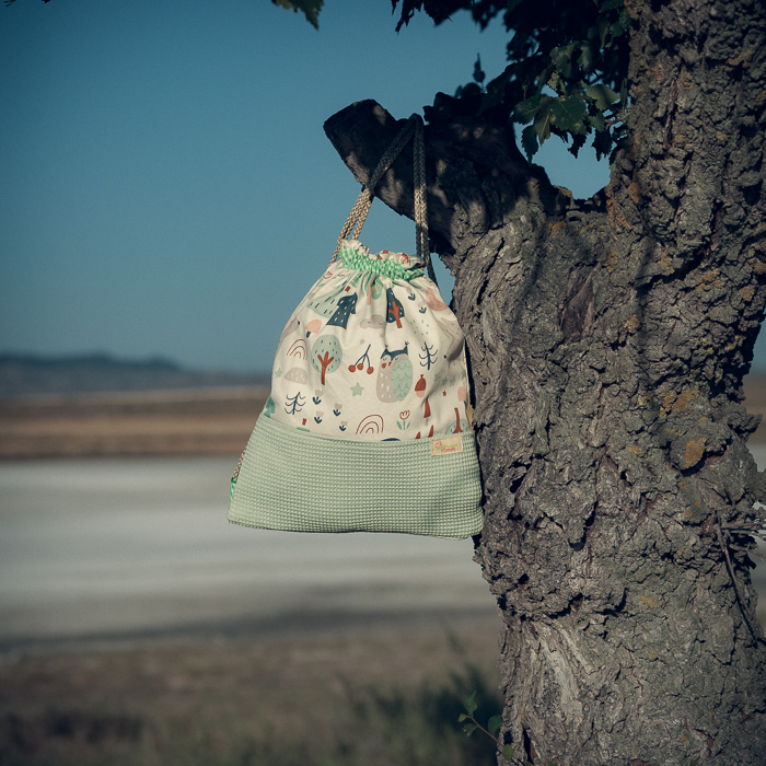 Mochila infantil pequeña de tela con estampado de bosque y zorritos hecha a mano.