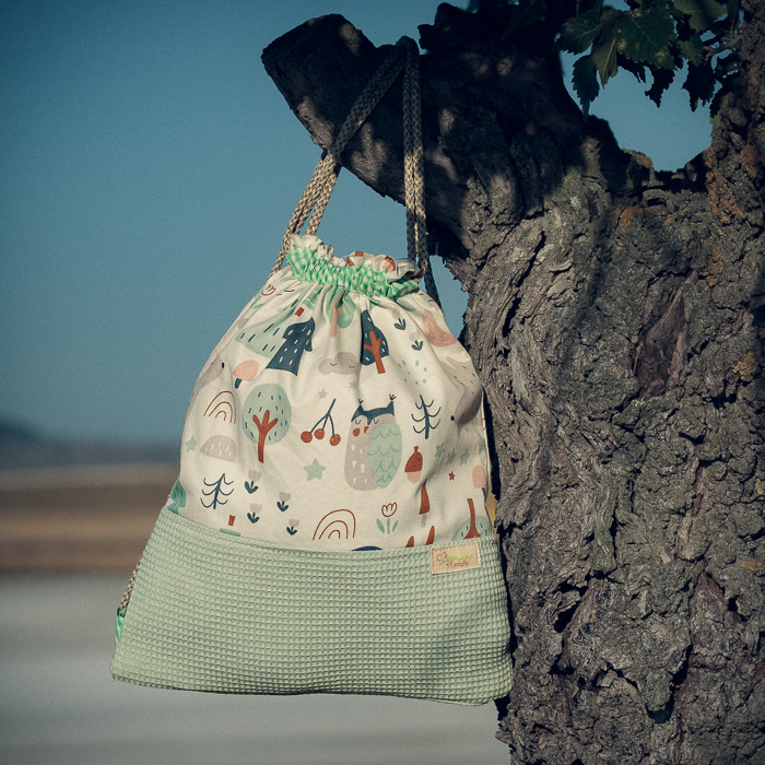 Mochila infantil pequeña de tela con estampado de bosque y zorritos hecha a mano.