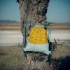 Mochila infantil pequeña de tela con estampado de coches vintage hecha a mano.