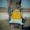 Mochila infantil pequeña de tela con estampado de coches vintage hecha a mano.