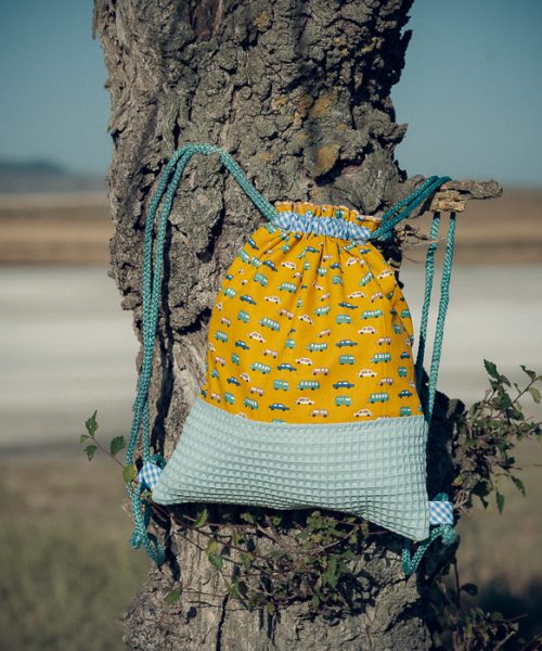 Mochila infantil pequeña de tela con estampado de coches vintage hecha a mano.
