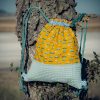Mochila infantil pequeña de tela con estampado de coches vintage hecha a mano.