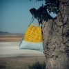 Mochila infantil pequeña de tela con estampado de coches vintage hecha a mano.