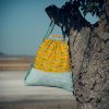 Mochila infantil pequeña de tela con estampado de coches vintage hecha a mano.