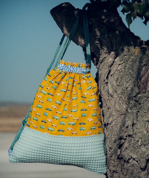 Mochila infantil pequeña de tela con estampado de coches vintage hecha a mano.