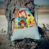 Mochila infantil pequeña de tela con estampado de dinosaurios de colores hecha a mano.