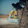 Mochila infantil pequeña de tela con estampado de dinosaurios de colores hecha a mano.