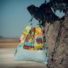 Mochila infantil pequeña de tela con estampado de dinosaurios de colores hecha a mano.