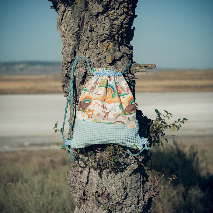 Mochila infantil pequeña de tela con estampado de animales del bosque hecha a mano.