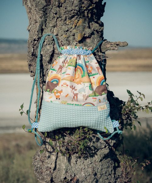 Mochila infantil pequeña de tela con estampado de animales del bosque hecha a mano.