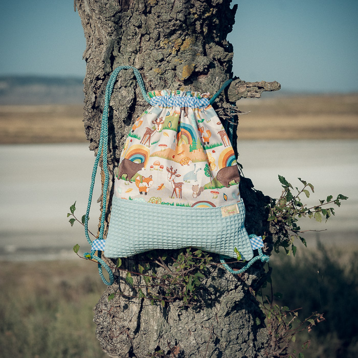 Mochila infantil pequeña de tela con estampado de animales del bosque hecha a mano.