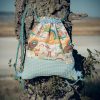 Mochila infantil pequeña de tela con estampado de animales del bosque hecha a mano.